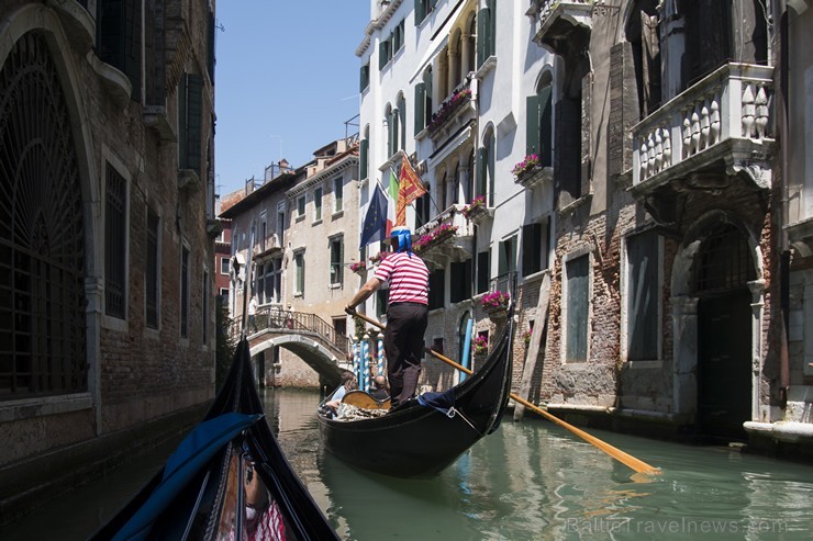 Travelnews.lv redakcija sadarbībā ar tūroperatoru Novatours dodas ekskursijā uz Venēciju, kuras laikā izbrauc ar tradicionālo gondolu 176683