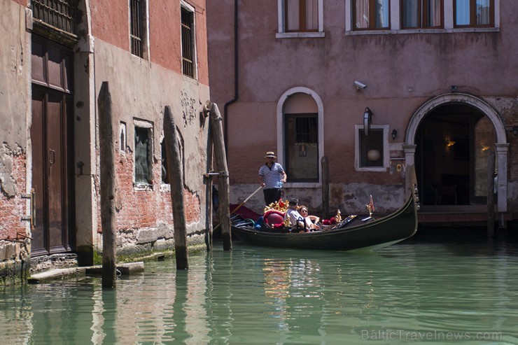 Travelnews.lv redakcija sadarbībā ar tūroperatoru Novatours dodas ekskursijā uz Venēciju, kuras laikā izbrauc ar tradicionālo gondolu 176685