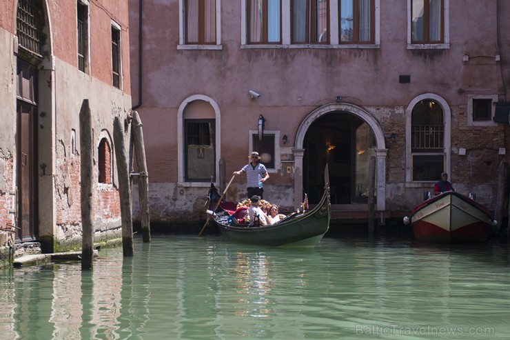 Travelnews.lv redakcija sadarbībā ar tūroperatoru Novatours dodas ekskursijā uz Venēciju, kuras laikā izbrauc ar tradicionālo gondolu 176686