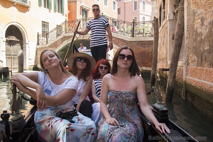Travelnews.lv redakcija sadarbībā ar tūroperatoru Novatours dodas ekskursijā uz Venēciju, kuras laikā izbrauc ar tradicionālo gondolu 176688