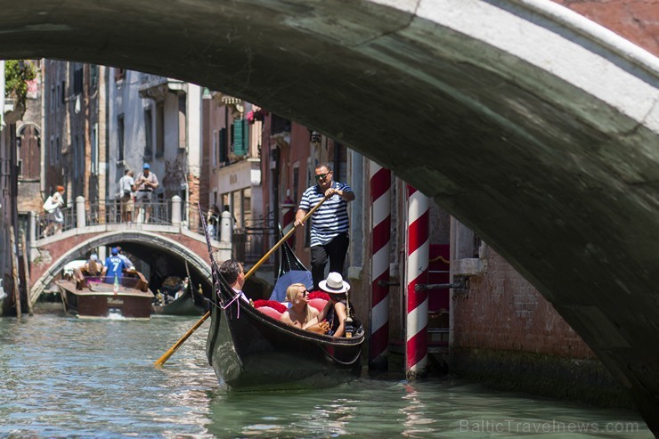 Travelnews.lv redakcija sadarbībā ar tūroperatoru Novatours dodas ekskursijā uz Venēciju, kuras laikā izbrauc ar tradicionālo gondolu 176690