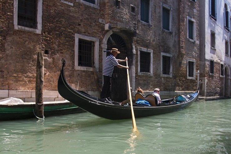 Travelnews.lv redakcija sadarbībā ar tūroperatoru Novatours dodas ekskursijā uz Venēciju, kuras laikā izbrauc ar tradicionālo gondolu 176692