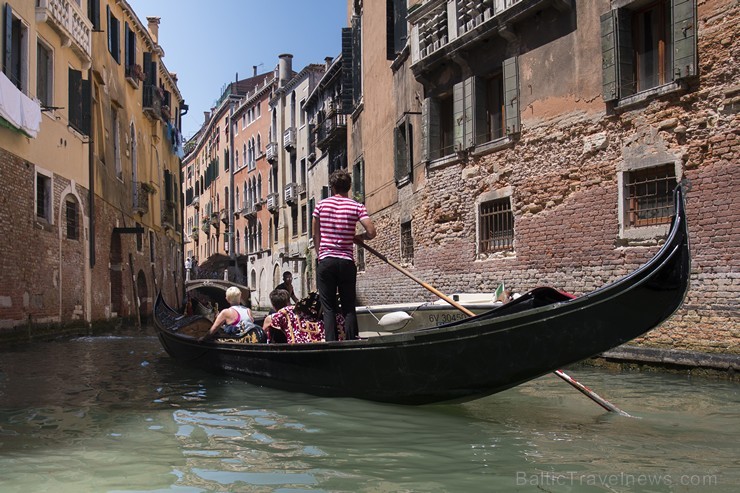 Travelnews.lv redakcija sadarbībā ar tūroperatoru Novatours dodas ekskursijā uz Venēciju, kuras laikā izbrauc ar tradicionālo gondolu 176693