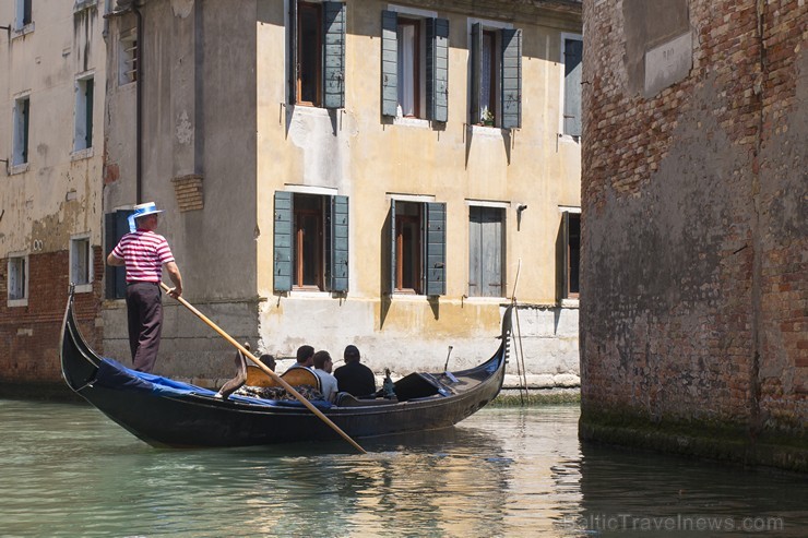Travelnews.lv redakcija sadarbībā ar tūroperatoru Novatours dodas ekskursijā uz Venēciju, kuras laikā izbrauc ar tradicionālo gondolu 176694