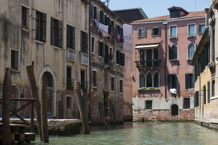 Travelnews.lv redakcija sadarbībā ar tūroperatoru Novatours dodas ekskursijā uz Venēciju, kuras laikā izbrauc ar tradicionālo gondolu 176695