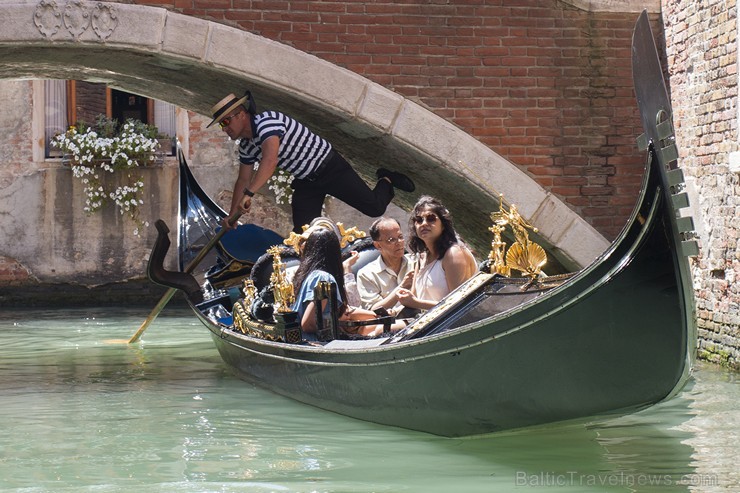 Travelnews.lv redakcija sadarbībā ar tūroperatoru Novatours dodas ekskursijā uz Venēciju, kuras laikā izbrauc ar tradicionālo gondolu 176696