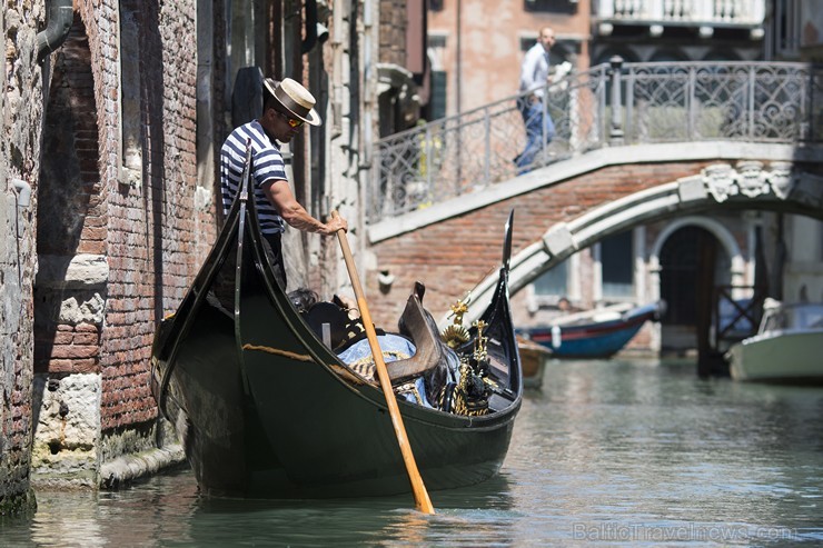 Travelnews.lv redakcija sadarbībā ar tūroperatoru Novatours dodas ekskursijā uz Venēciju, kuras laikā izbrauc ar tradicionālo gondolu 176697