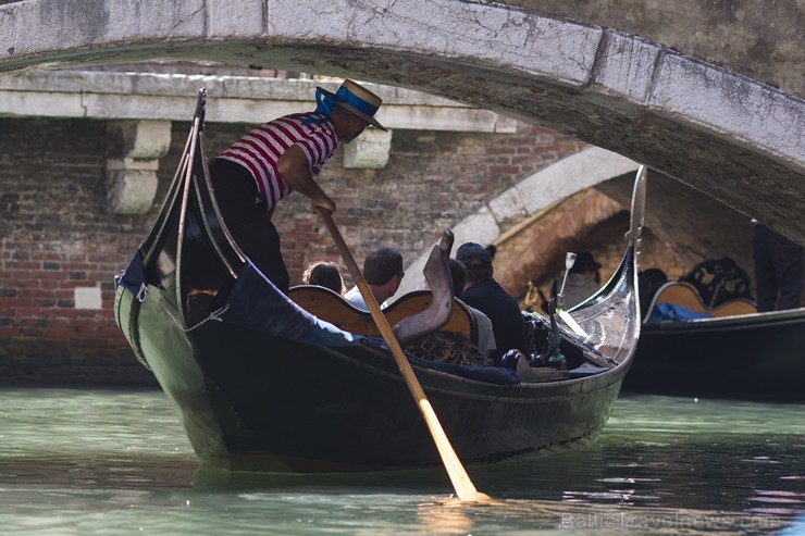 Travelnews.lv redakcija sadarbībā ar tūroperatoru Novatours dodas ekskursijā uz Venēciju, kuras laikā izbrauc ar tradicionālo gondolu 176698