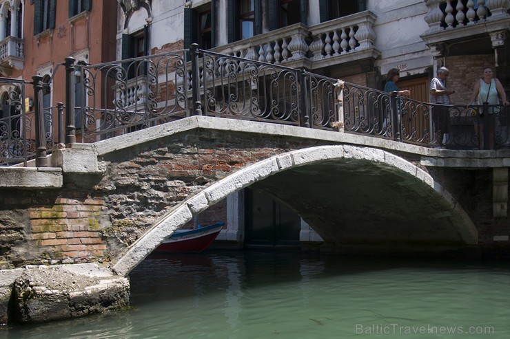 Travelnews.lv redakcija sadarbībā ar tūroperatoru Novatours dodas ekskursijā uz Venēciju, kuras laikā izbrauc ar tradicionālo gondolu 176699