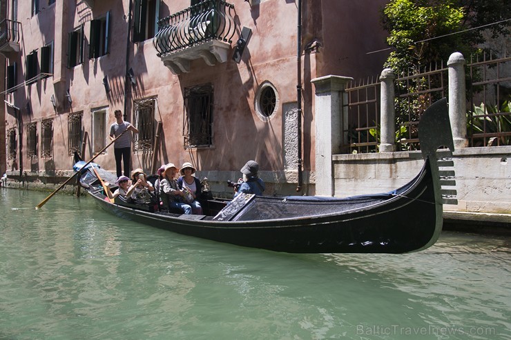 Travelnews.lv redakcija sadarbībā ar tūroperatoru Novatours dodas ekskursijā uz Venēciju, kuras laikā izbrauc ar tradicionālo gondolu 176701