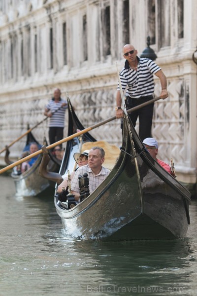 Travelnews.lv redakcija sadarbībā ar tūroperatoru Novatours dodas ekskursijā uz Venēciju, kuras laikā izbrauc ar tradicionālo gondolu 176703