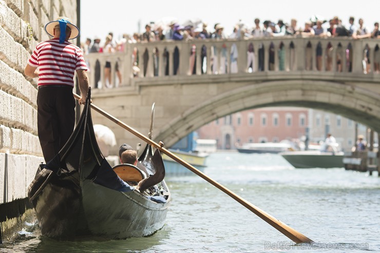 Travelnews.lv redakcija sadarbībā ar tūroperatoru Novatours dodas ekskursijā uz Venēciju, kuras laikā izbrauc ar tradicionālo gondolu 176704
