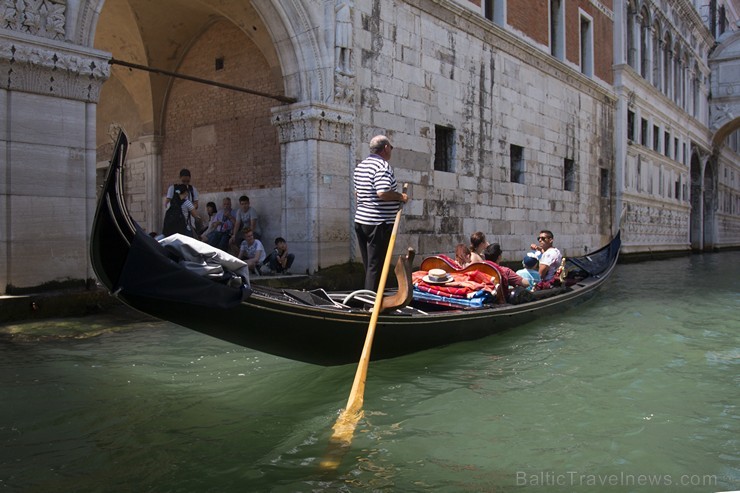 Travelnews.lv redakcija sadarbībā ar tūroperatoru Novatours dodas ekskursijā uz Venēciju, kuras laikā izbrauc ar tradicionālo gondolu 176705