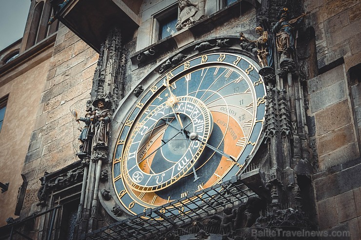 Viens no slavenākajiem Prāgas apskates objektiem ir Astronomiskais pulkstenis, kas atrodas iepretim pilsētas domei. Katru stundu pulksteņa sānos parād 177123