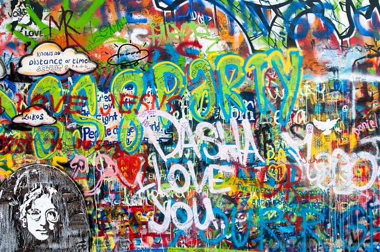 Mūzikas faniem noteikti patiks pašā pilsētas centrā, netālu no Kārļa tilta esošais memoriāls – grafiti apgleznota siena, kas veltīta Džonam Lenonam. U 177124