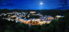 Karlovy Vary ir lielākais un iecienītākais Čehijas kūrorts, kas pazīstams ar saviem termālajiem avotiem. Kopumā Karlovy Vary atrodas vairāk nekā 100 d 14