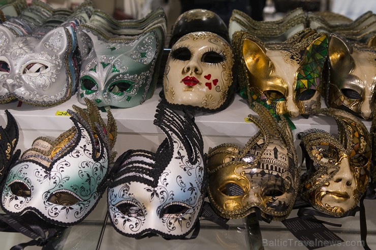 Mūsdienās šīs maskas kļuvušas par populārākajiem Venēcijas suvenīriem un to cenas svārstās no dažiem eiro līdz pat dažiem tūkstošiem eiro 176822
