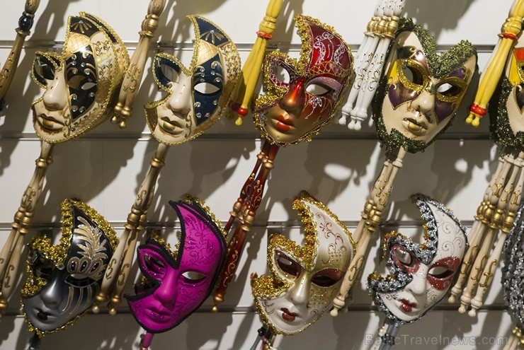 Maskas, kā tradīcija Venēcijā, ir pastāvējušas jau gadsimtiem ilgi. Pamatā maskas valkāja Venēcijas karnevāla laikā 176823