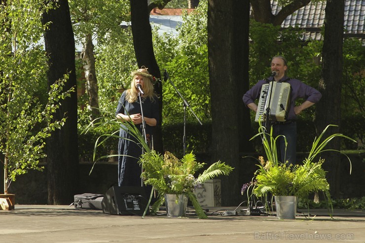 Ar dziesmām un dejām Dzegužkalnā ieskandina Jāņus 177247