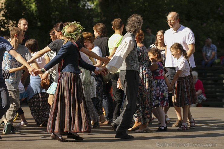 Ar dziesmām un dejām Dzegužkalnā ieskandina Jāņus 177251