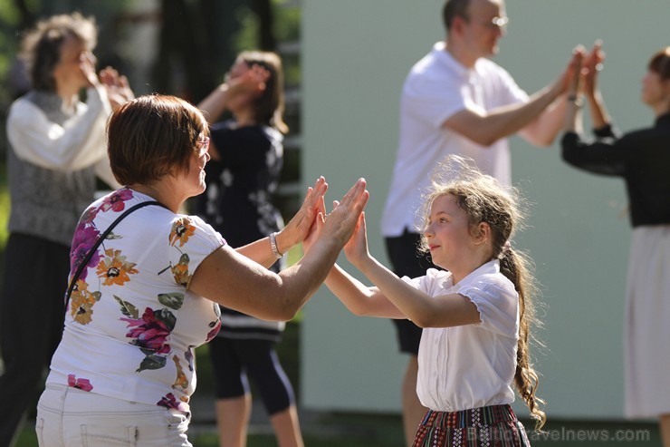 Ar dziesmām un dejām Dzegužkalnā ieskandina Jāņus 177258