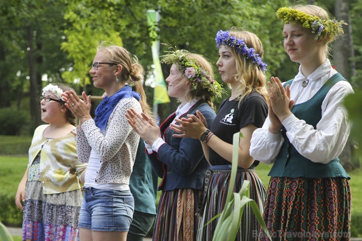 Ar dziesmām un dejām Dzegužkalnā ieskandina Jāņus 177260