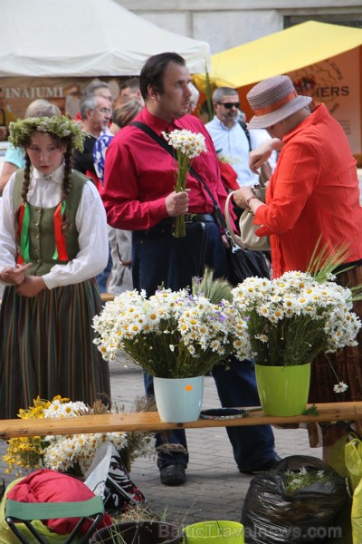 Zāļu tirgus Doma laukumā pārsteidz ārzemniekus un priecē vietējos 177558