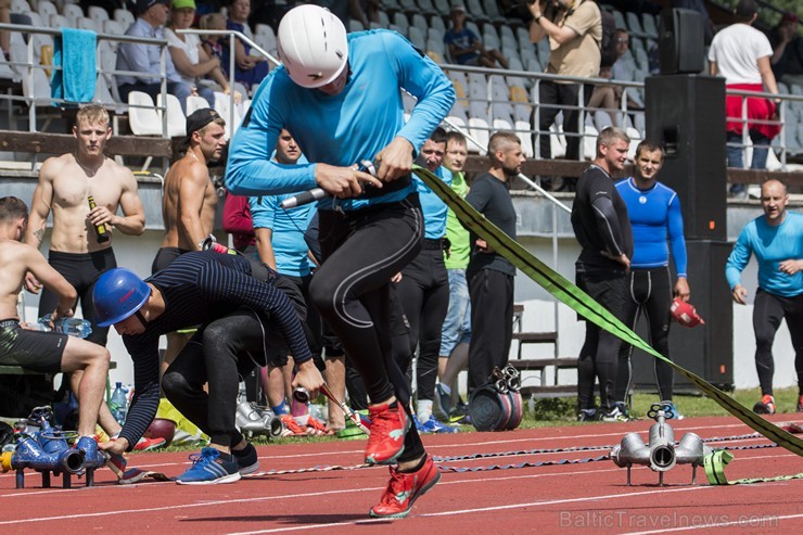 Valmierā, J. Daliņa stadionā, norisinās Latvijas čempionāts ugunsdzēsības sportā 177900