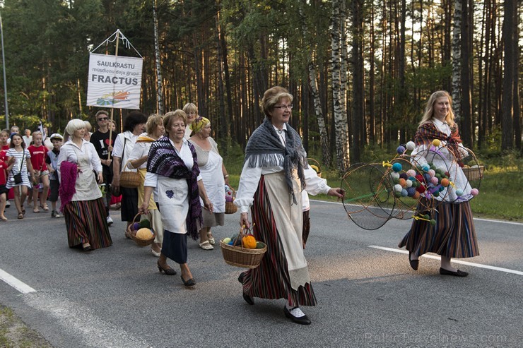 Saulkrastu svētku gājiens «No jūriņas izpeldēja…» pulcē kuplu dalībnieku skaitu 178349