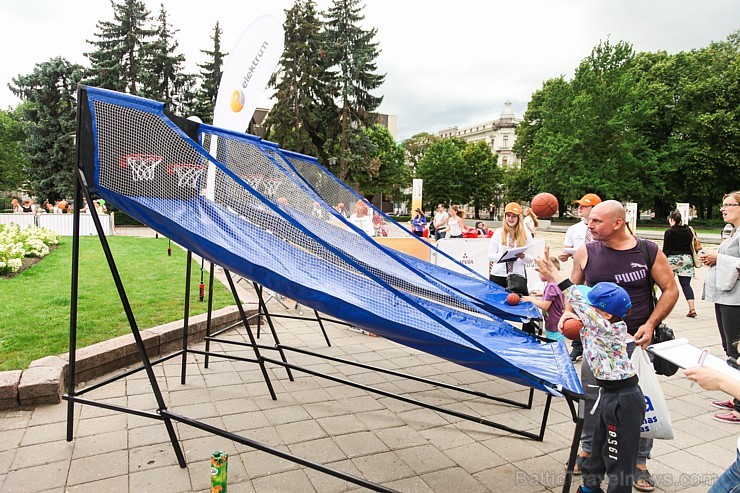 Rīgas centra Esplanādes parkā norisinājās sestais un noslēdzošais sporta un izklaides sērijas 