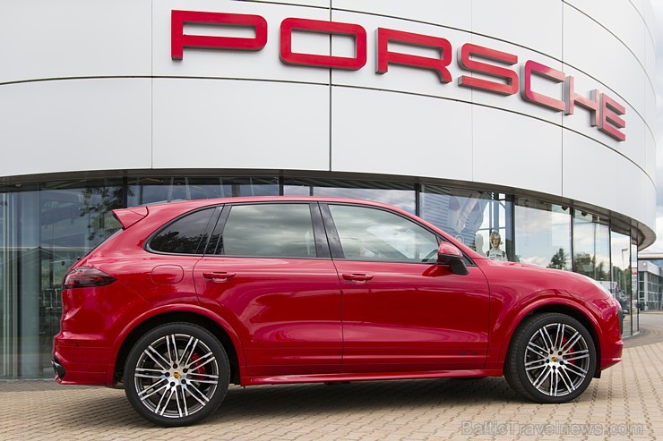 Jaunā Vecrīgas 5 zvaigžņu viesnīcas restorāna «Equus» viesi 8.07.2016 iepazīst jaudīgo Porsche Cayenne GTS. Foto: Ingus Evertovskis 179053