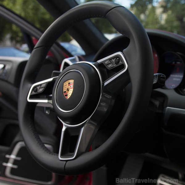 Jaunā Vecrīgas 5 zvaigžņu viesnīcas restorāna «Equus» viesi 8.07.2016 iepazīst jaudīgo Porsche Cayenne GTS. Foto: Ingus Evertovskis 179055