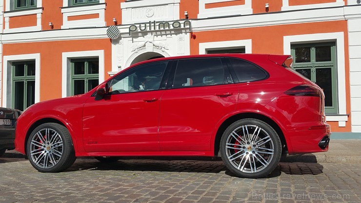 Jaunā Vecrīgas 5 zvaigžņu viesnīcas restorāna «Equus» viesi 8.07.2016 iepazīst jaudīgo Porsche Cayenne GTS 179064