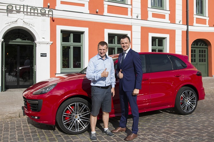 Jaunā Vecrīgas 5 zvaigžņu viesnīcas restorāna «Equus» viesi 8.07.2016 iepazīst jaudīgo Porsche Cayenne GTS. Foto: Ingus Evertovskis 179067