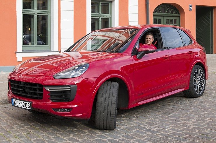 Jaunā Vecrīgas 5 zvaigžņu viesnīcas restorāna «Equus» viesi 8.07.2016 iepazīst jaudīgo Porsche Cayenne GTS. Foto: Ingus Evertovskis 179068