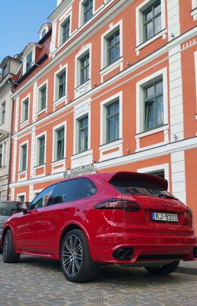 Jaunā Vecrīgas 5 zvaigžņu viesnīcas restorāna «Equus» viesi 8.07.2016 iepazīst jaudīgo Porsche Cayenne GTS 179078