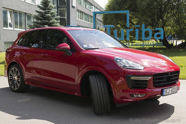 Travelnews.lv redakcija izbrauc Rīgas ielās ar jauno un jaudīgo Porsche Cayenne GTS. Foto: Ingus Evertovskis 179079