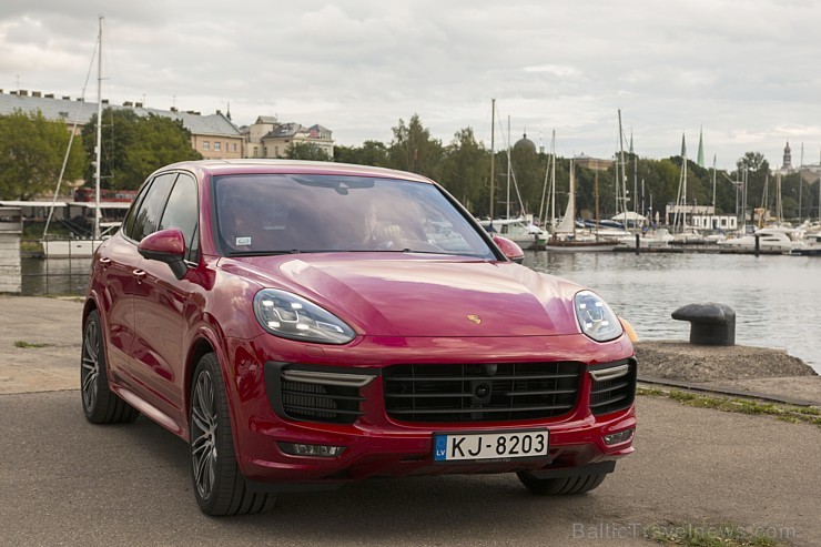 Travelnews.lv redakcija izbrauc Rīgas ielās ar jauno un jaudīgo Porsche Cayenne GTS. Foto: Ingus Evertovskis 179082