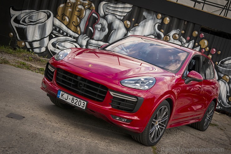 Travelnews.lv redakcija izbrauc Rīgas ielās ar jauno un jaudīgo Porsche Cayenne GTS. Foto: Ingus Evertovskis 179083