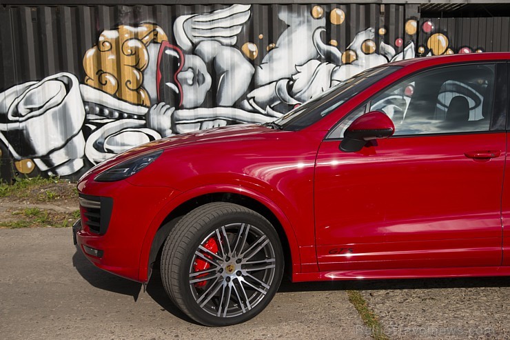 Travelnews.lv redakcija izbrauc Rīgas ielās ar jauno un jaudīgo Porsche Cayenne GTS. Foto: Ingus Evertovskis 179085