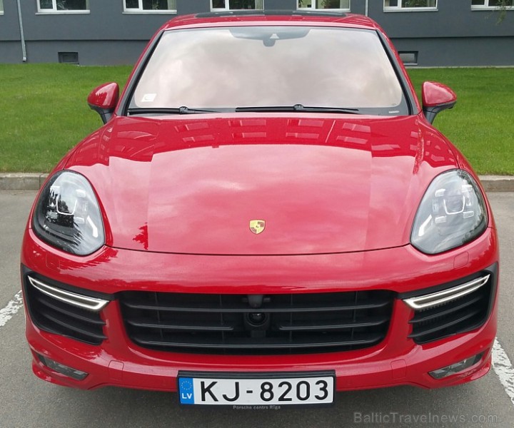 Travelnews.lv redakcija izbrauc Rīgas ielās ar jauno un jaudīgo Porsche Cayenne GTS 179088