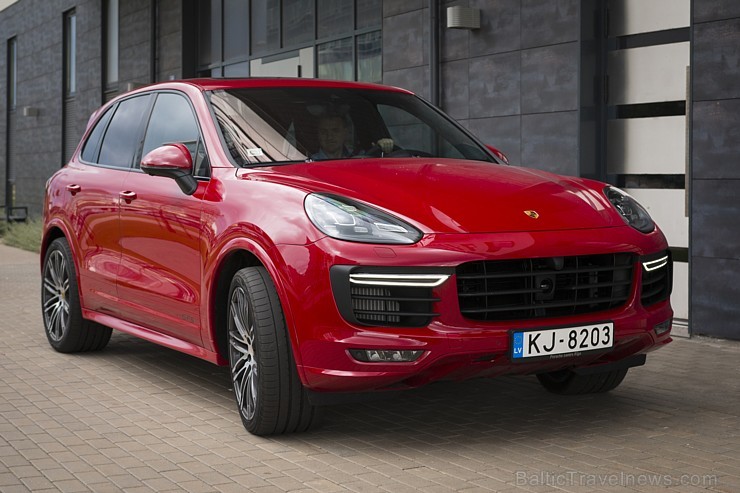 Travelnews.lv redakcija izbrauc Rīgas ielās ar jauno un jaudīgo Porsche Cayenne GTS. Foto: Ingus Evertovskis 179089