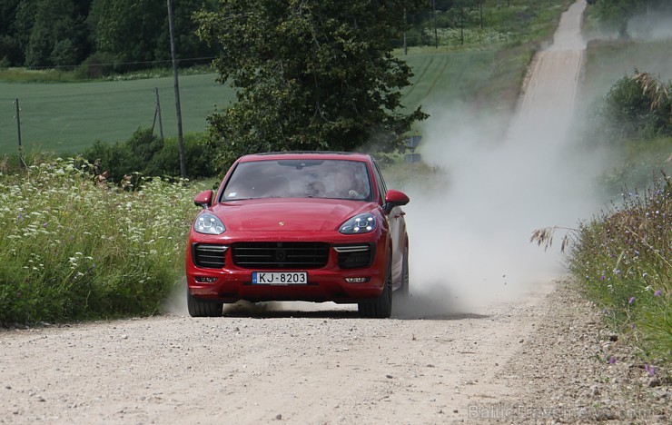 Travelnews.lv redakcija apceļo burvīgo Latgali ar jauno Porsche Cayenne GTS 179212