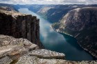 Līsefjorda krastā atrodas kāda iespaidīga un ceļotāju iemīļota apskates vieta – Kjerags (Kjerag) 1