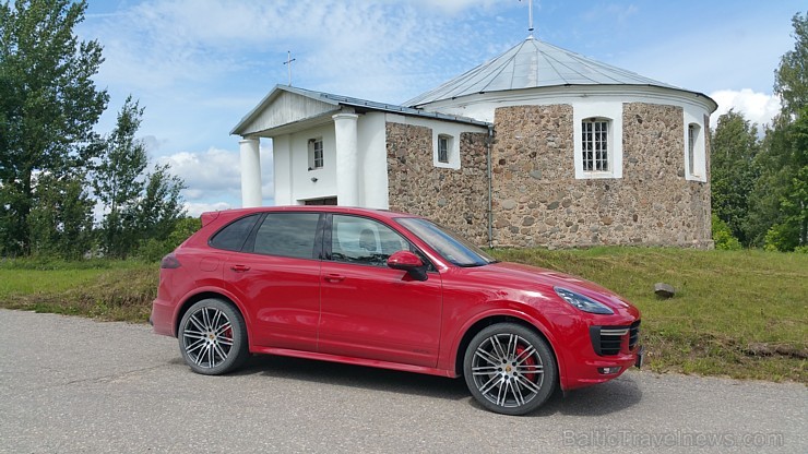 Travelnews.lv redakcija ar Porsche Cayenne GTS izbrauc Latgalē 1000 km maršrutu 179428