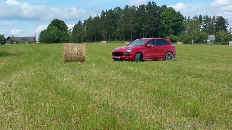 Travelnews.lv redakcija ar Porsche Cayenne GTS izbrauc Latgalē 1000 km maršrutu 179429