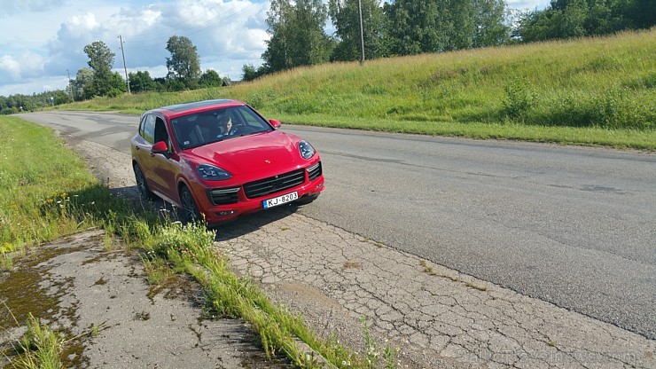 Travelnews.lv redakcija ar Porsche Cayenne GTS izbrauc Latgalē 1000 km maršrutu 179447