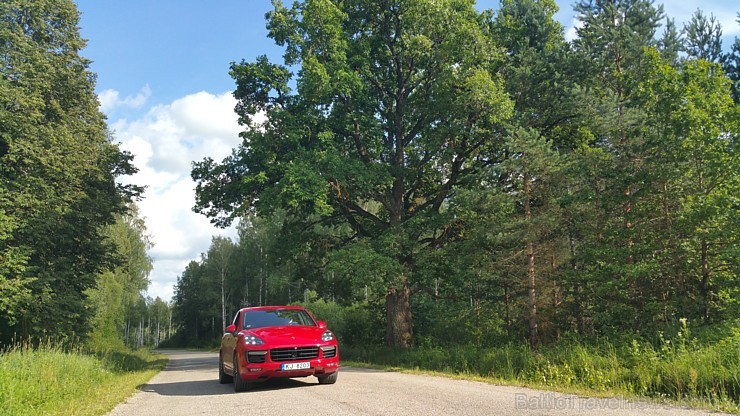 Travelnews.lv redakcija ar Porsche Cayenne GTS izbrauc Latgalē 1000 km maršrutu 179450