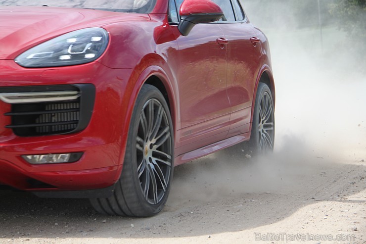 Travelnews.lv redakcija ar Porsche Cayenne GTS izbrauc Latgalē 1000 km maršrutu 179454