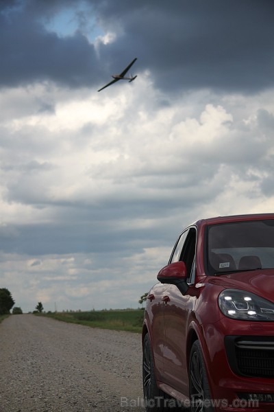 Travelnews.lv redakcija ar Porsche Cayenne GTS izbrauc Latgalē 1000 km maršrutu 179457